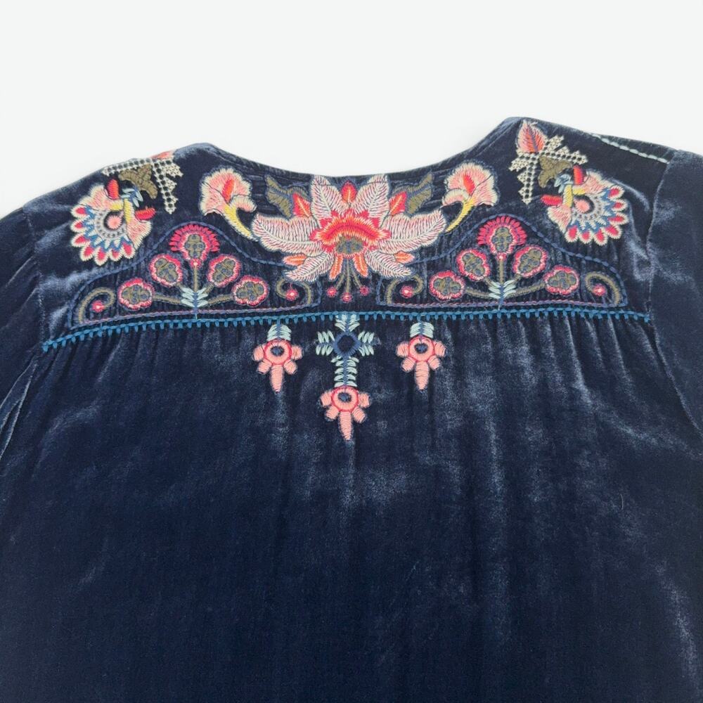 Johnny Was Los Angeles Velvet Tunic Top Womens Medium Blue Embroidered Boho - Picture 11 of 11